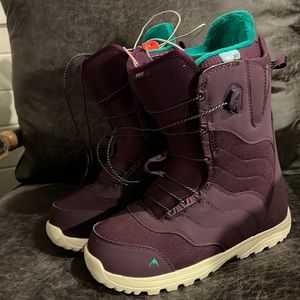 Like new Burton Mint Women’s snowboard boots. Worn once!